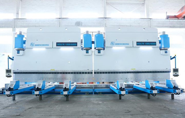 雙機(jī)聯(lián)動(dòng)數(shù)控折彎?rùn)C(jī)1000T6000×2雙機(jī)聯(lián)動(dòng)ESA550，16軸出口.jpg